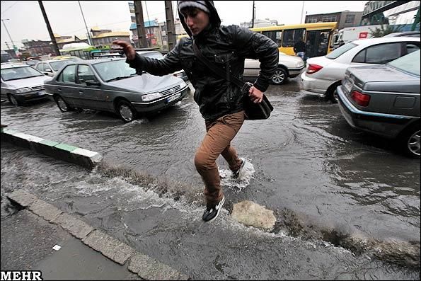 تسلیم شدن معابر شهری مشهد درمقابل بارش  15 میلیمتر ی