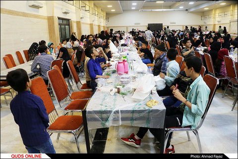 اطعام و افطاری خیر مشهدی در مجتمع آیه ها- گزارش تصویری