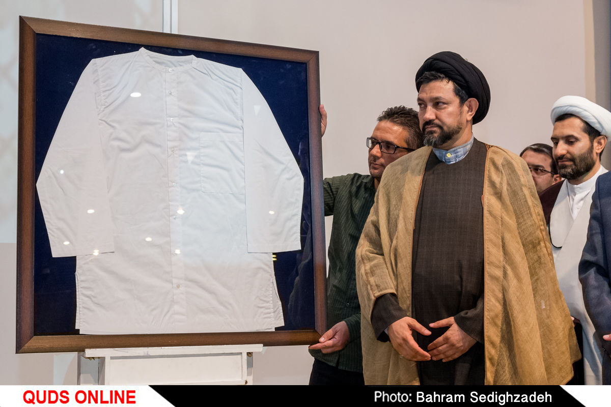 اهدا پیراهن امام خمینی توسط سید عبدالله حسینی برای رهایی قدس  / گزارش تصویری