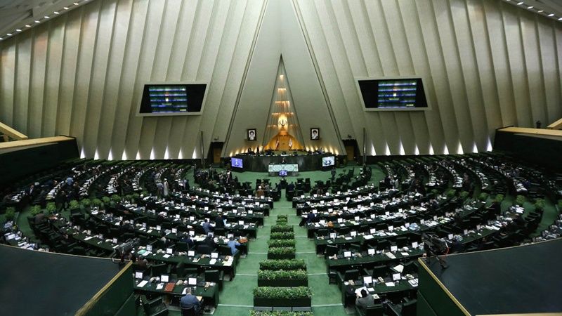 روحانی برای پاسخگویی در صحن علنی مجلس حاضر شد