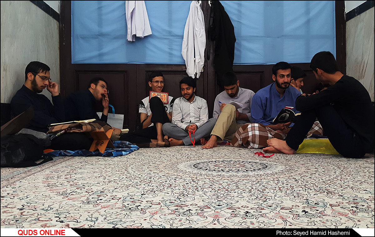 700 نوجوان در مسجد گوهرشاد مشهد معتکف شدند