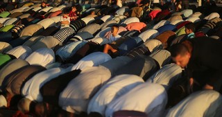مشارکت ده ها هزار فلسطینی در نماز عید فطر در مرز غزه