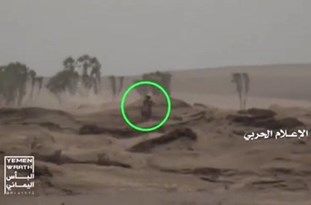 فیلم| مبارزه شجاعانه رزمنده یمنی با ماشین‌های جنگی سعودی!
