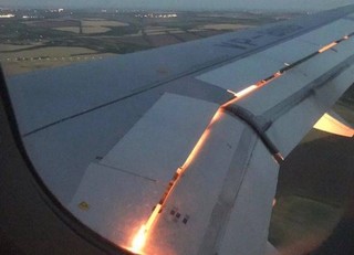 فیلم | آتش گرفتن بال هواپیمای بازیکنان عربستان در روسیه