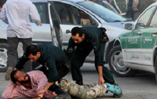۳ مرد خشن در لباس پلیس دستگیر شدند / زورگیری دزدهااز مردم مشهد وگلبهار 