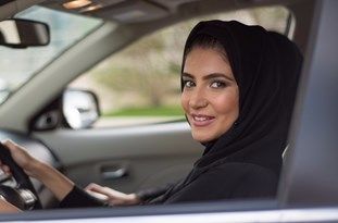 فیلم | اولین گروه از زنان عربستانی گواهینامه گرفتند