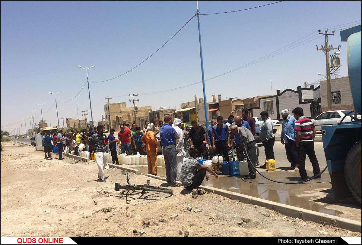 صف های طولانی تهیه  آب شرب در خرمشهر / گزارش تصویری 