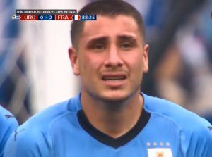 فیلم|گریه بازیکن اروگوئه پیش از سوت پایان بازی

  