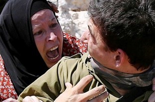 فیلم| حمله وحشیانه سربازان صهیونیست به زنان فلسطینی