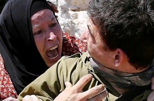 فیلم| حمله وحشیانه سربازان صهیونیست به زنان فلسطینی
