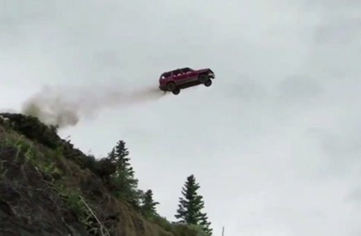 فیلم | پرت کردن خودرو به دره؛ رسم عجیب آلاسکایی‌ها!

