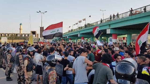  اعتراض‌ها در عراق؛ از تخریب مقر احزاب و حمله به فرودگاه نجف تا مرگ دو معترض
