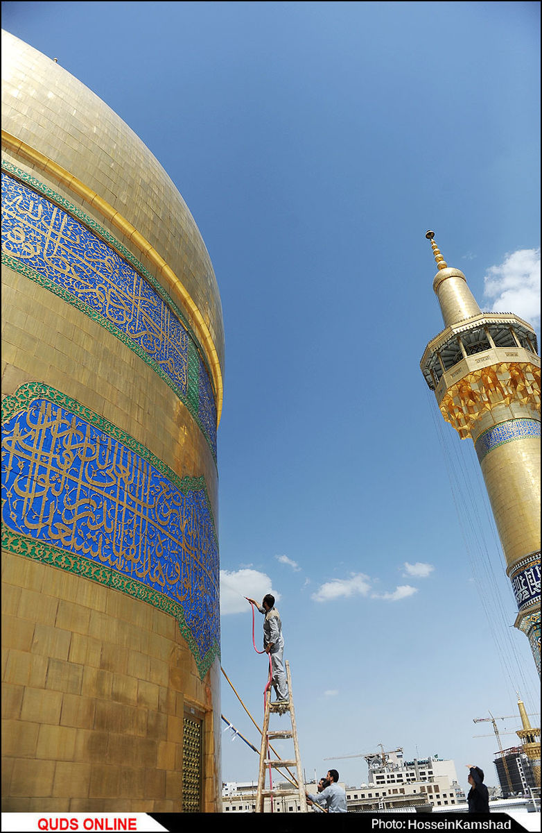شستشوی گنبد منور رضوی در آستانه میلاد امام رضا(ع)/گزارش تصویری

