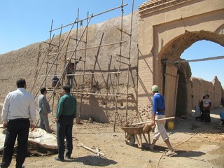 بازسازی قلعه تاریخی کریم آبادرشتخوار آغاز شد