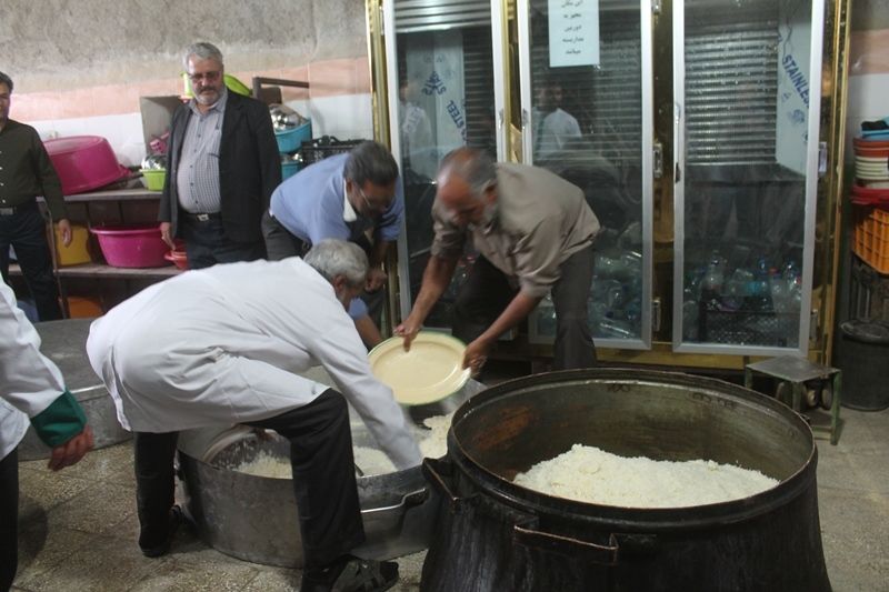   توزیع بیش از ۳۱ هزار پرس غذای گرم متبرک درروستاهای محروم استان های خراسان