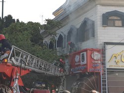 آتش گرفتن سوپر مارکت در میدان ۱۵خرداد مشهد