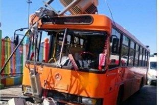 تصادف اتوبوس با تیر چراغ برق در مشهد ۳ مجروح برجای گذاشت