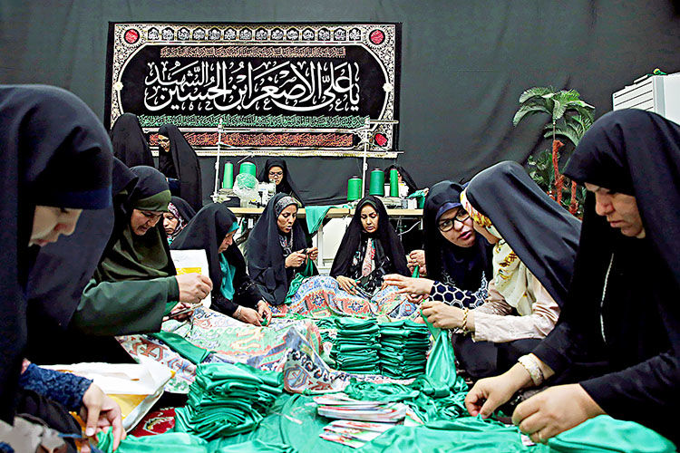روایتی از کارگاه مردمی دوخت لباس شیرخوارگان حسینی که در همسایگی بارگاه امام هشتم(ع) فعال است

