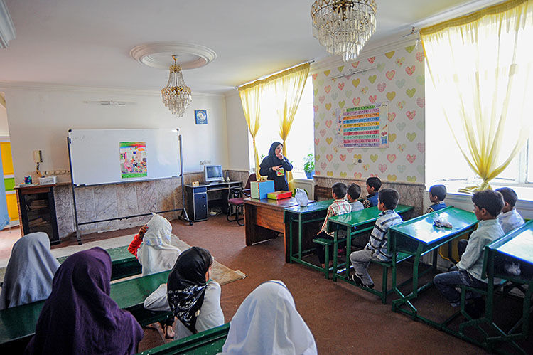 گزارشی از یک مدرسه متفاوت در مشهد که برای کودکان بازمانده از تحصیل دایر شده است