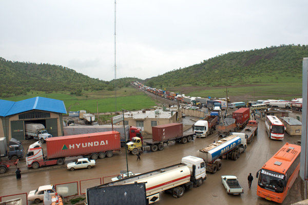 ازدحام کامیون‌ها در مرز مهران به علت عدم مراجعه تجار عراقی
