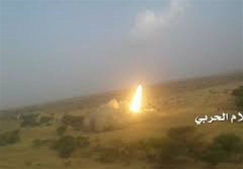 شلیک موشک بالستیک به مواضع نظامی عربستان/ جنگنده‌های سعودی بیش از ۱۰ بار الحدیده را بمباران کردند