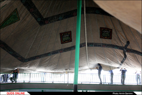 مراسم آیینی خیمه پوشان "برپایی چادر تکیه" در روستای پیوه ژن نیشابور