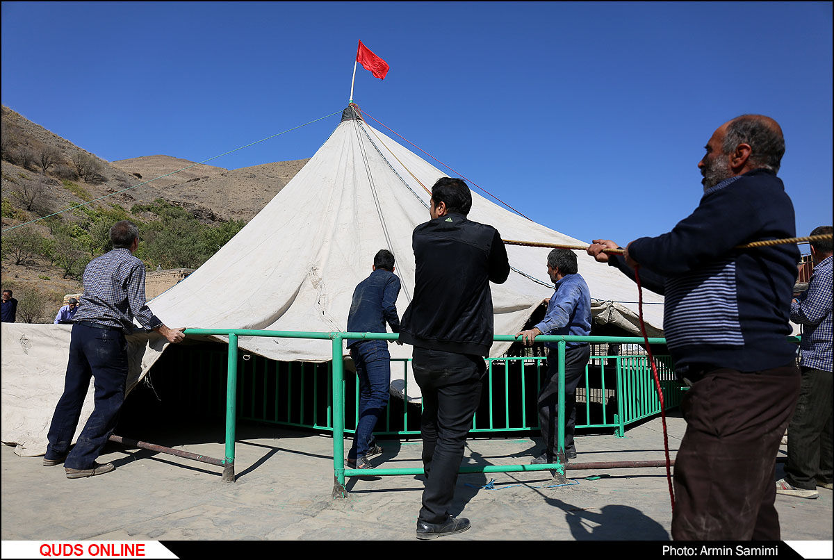 مراسم آیینی خیمه پوشان "برپایی چادر تکیه" در روستای پیوه ژن نیشابور