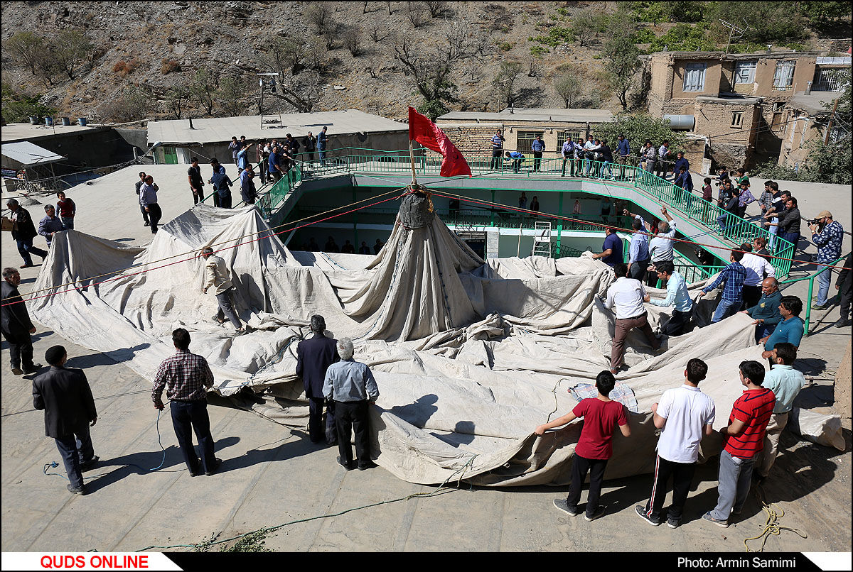 مراسم آیینی خیمه پوشان "برپایی چادر تکیه" در روستای پیوه ژن نیشابور / گزارش تصویری