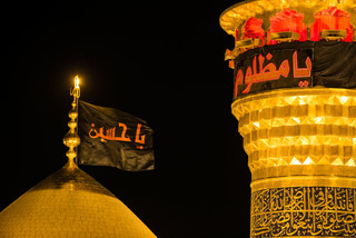 لحظه تعویض پرچم گنبد امام حسین در اولین شب محرم
