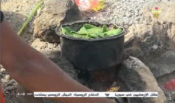 کودکان یمنی برای نجات جان خود، از برگ درختان تغذیه می‌کنند