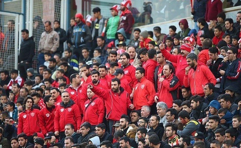 تجمع شماری از هواداران پرسپولیس در ورزشگاه آزادی 
