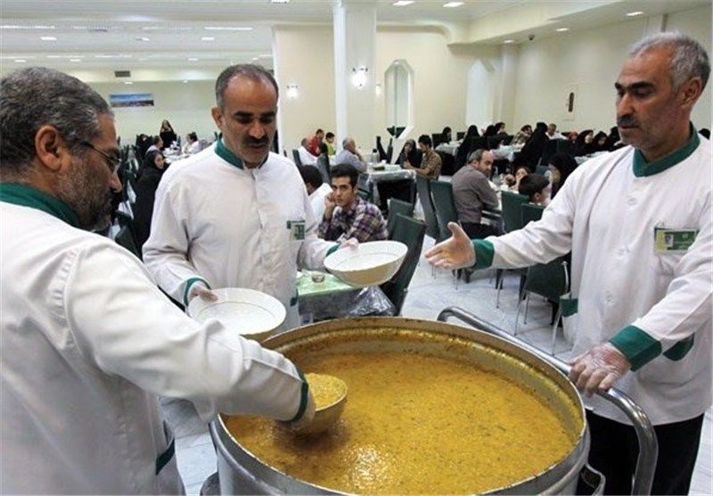 توزیع ۱۵۰۰ غذای متبرک میهمانسرای حضرت رضا(ع) در روستاهای محروم تایباد