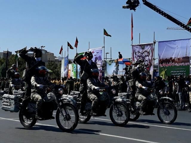 مراسم رژه نیروهای مسلح در میدان ۱۵ خرداد مشهد برگزار شد