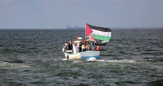 شهادت یک فلسطینی و زخمی شدن 90 نفر در جریان سرکوب راهپیمایی دریایی غزه