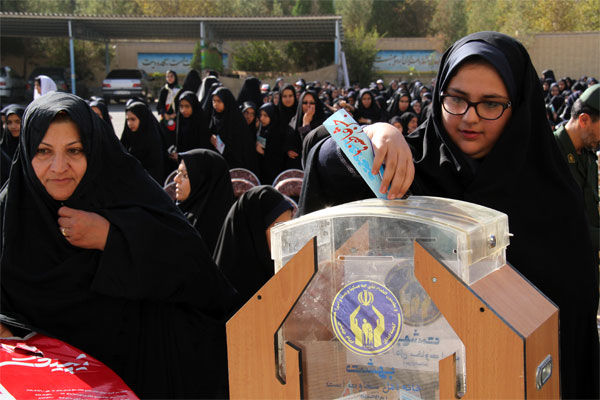 توزیع پاکت جشن عاطفه‌ها در بین ۲۴۰ هزار دانش‌آموز یزدی