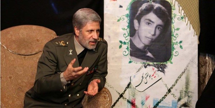 وزیر دفاع با خانواده شهید تازه تفحص شده دیدار کرد