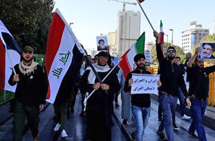 راهپیمایی خودجوش زائران عراقی در مشهد/ برای زیارت اربعین همه مردم عراق منتظر مهمانان ایرانی‌شان هستند