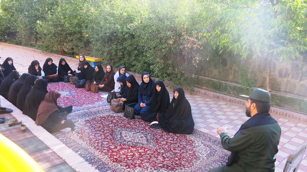 برگزاری پیاده‌روی خواهران بسیجی در موزه برق همدان