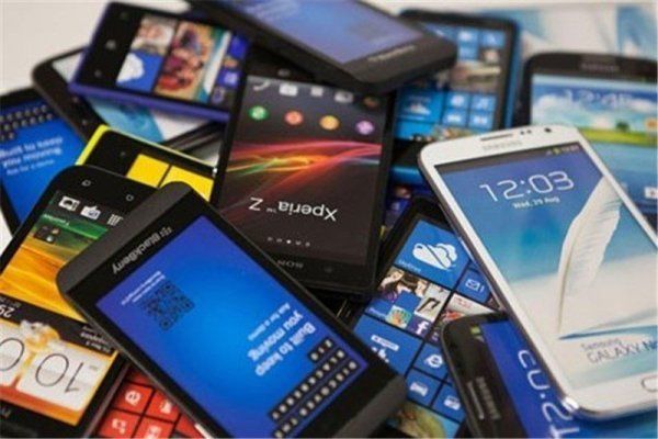 گوشی تلفن های همراه وارداتی به دلیل قیمت گذاری در انبارها مانده اند