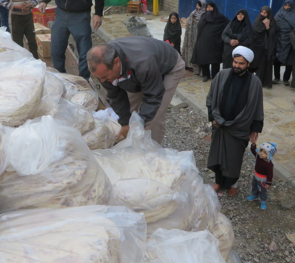 ارسال ۲۰ هزار نان محلی از روستای حصار برای زائران اربعین