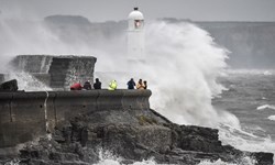 طوفان شدید در انگلستان/ سه نفر جان خود را از دست دادند