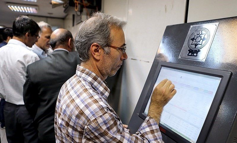 ارزش بورس اوراق بهادار تهران در پایان معاملات این هفته ۲.۴ درصد کاهش داشته است