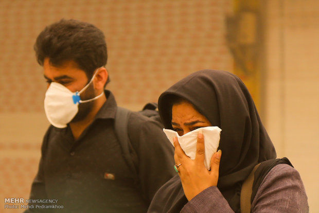 طوفان خاک در چذابه/ یک هزار ماسک توزیع شده است