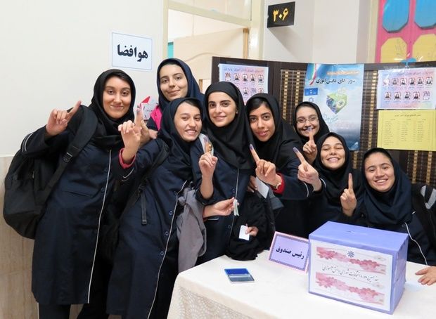 بیست ویکمین دوره انتخابات شوراهای دانش آموزی مشهد برگزار شد/رقابت ۹۴۰ هزار دانش آموز در ۸ هزار و ۹۰۰ آموزشگاه خراسان رضوی 