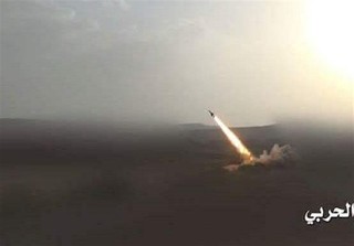 رونمایی از موشک بالستیک هوشمند "بدرپی۱"/ حمله به مواضع سعودی‌ها در جبهه جیزان + تصویر