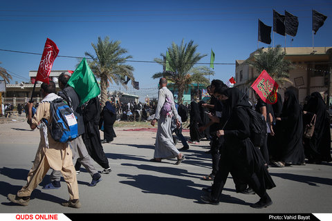 پیاده روی زائران اربعین حسینی در مسیر نجف