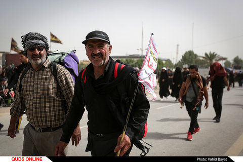 پیاده روی زائران اربعین حسینی در مسیر نجف