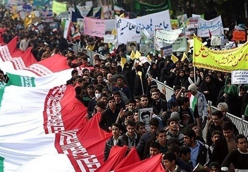 برگزاری‌ راهپیمایی یوم الله ۱۳ آبان در ۱۴۹ نقطه خراسان رضوی/اجرای سرود ۱۱۳ نفره  دانش‌آموزان در رواق امام خمینی(ره)