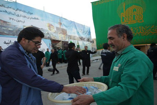 ۲۵۰ هزار بطری آب آشامیدنی بین زائران پیاده حرم امام رضا(ع) توزیع می‌شود