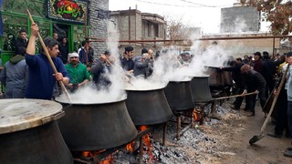 ۱۴هزار عزادار حسینی بر اساس وقفی دیرین در شاندیز اطعام شدند